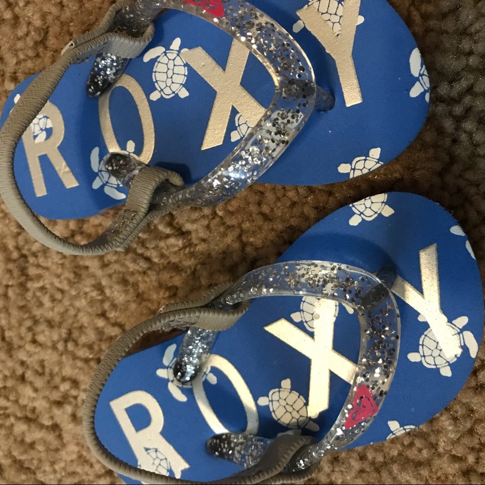 Roxy - Picture 2 of 4